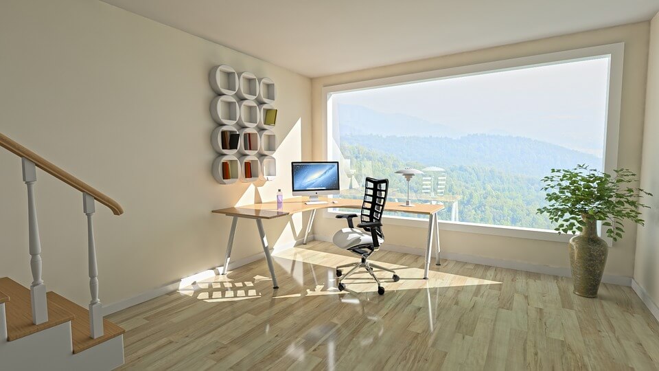 חדר עם חלון גדול ונוף עם שולחן עבודה וכסא