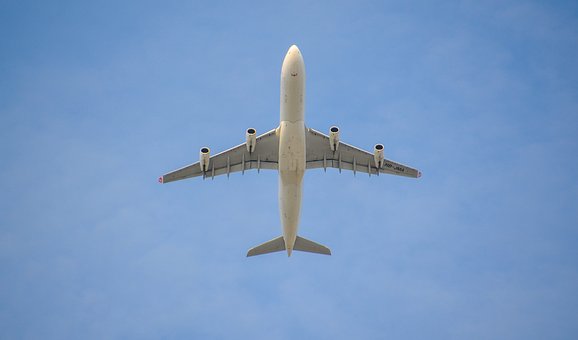 מטוס בשמיים. האם את חייבת לטוס לחו"ל כדי להרגיש בחופש? אולי אפשר גם להנות חינם