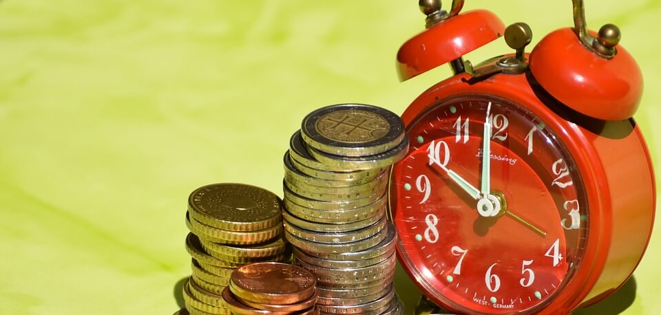 שעון וערמית מטבעות. זמן תמורת כסף, גם בקופונים. כמה כסף היית רוצה לקבל עבור הזמן שלך?