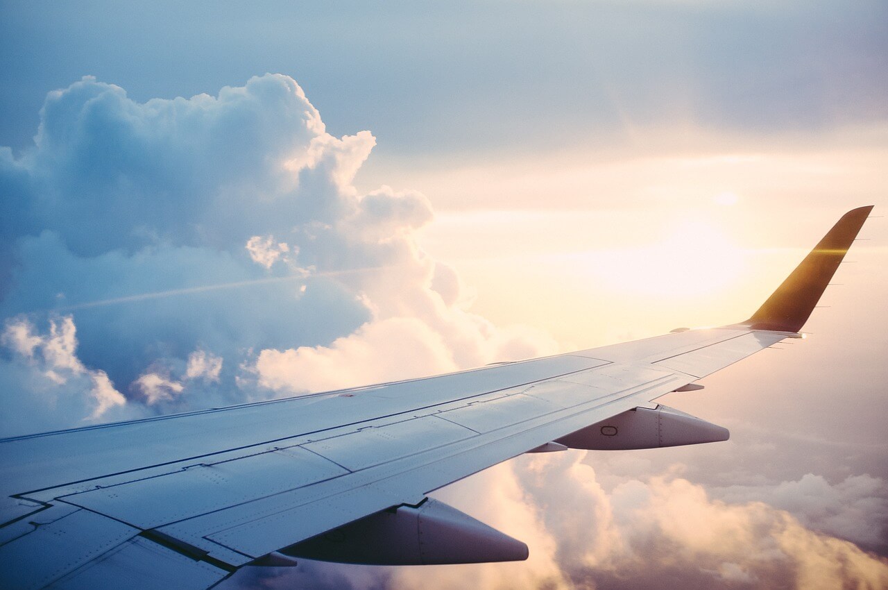 כנף מטוס עם עננים. החופשה שאת חולמת עליה יכולה להיות לגמרי בהישג ידך בעזרת התקציב צילום: Pixabay